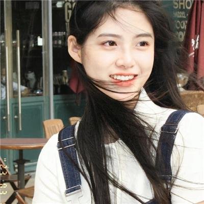 她行走于黑暗中